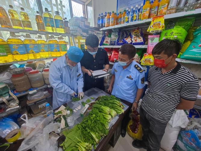 青河县市监局开展批发店面食用农产品快检工作