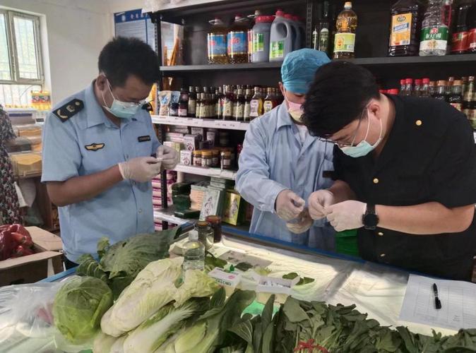 青河县市监局开展批发店面食用农产品快检工作
